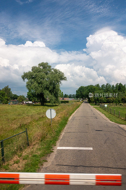 乡村公路后面的火车道口被行驶的火车击中