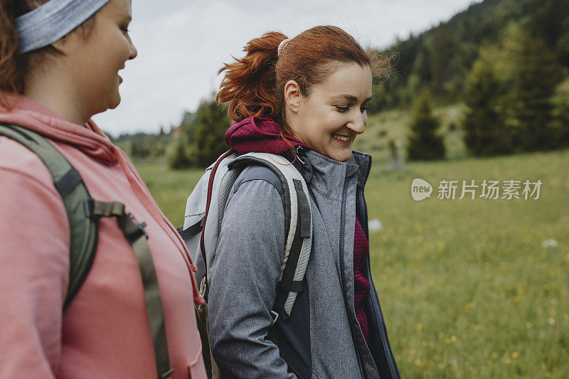 户外探险:两个快乐的朋友在户外运动装一起徒步旅行