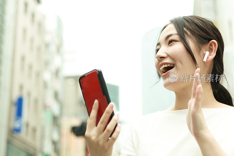 一个亚洲女人在用智能手机