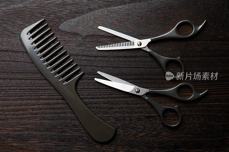 理发剪刀和梳子