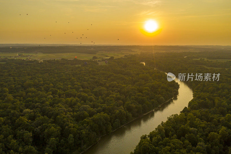 阴沉的日出时河流穿过森林的鸟瞰图