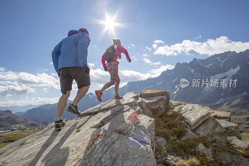 登山运动员攀登高高的山脊