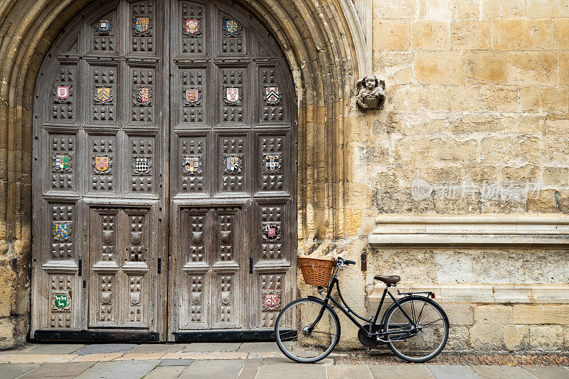 牛津大学学院大楼外的老式自行车