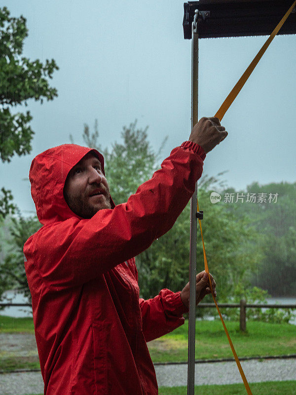 一名男子在露营时遭遇暴风雨