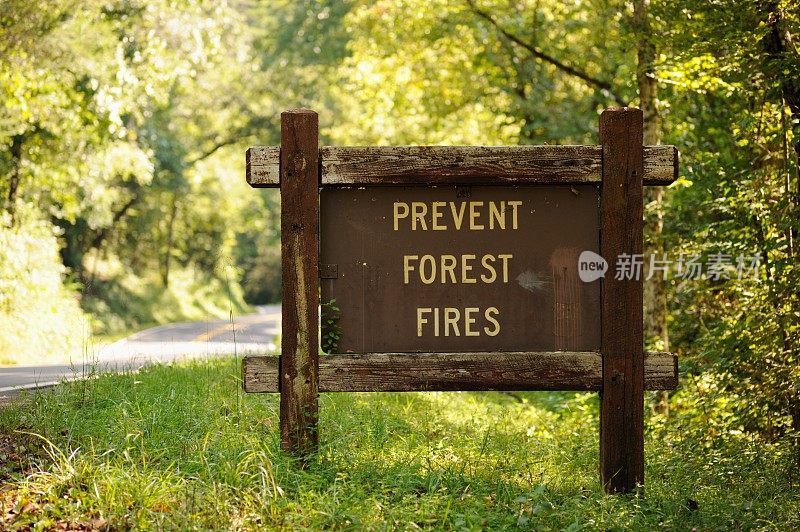 道路附近有防止森林火灾的标志