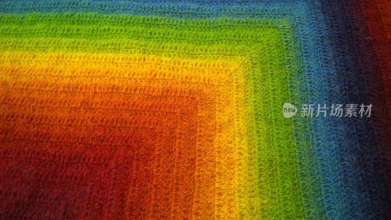 背景从彩虹的颜色梯度:酒红色，红色，橙色，黄色，绿色，经典的蓝色，紫色。美丽的几何学。副本的空间。羊毛壁纸。彩色编织线。手工制作的背景。
