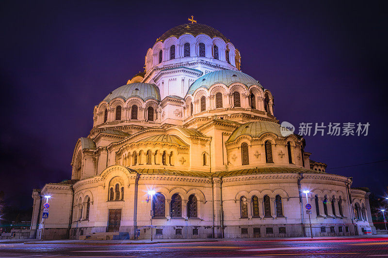 圣亚历山大涅夫斯基大教堂的夜晚与红绿灯小径-索菲亚，保加利亚