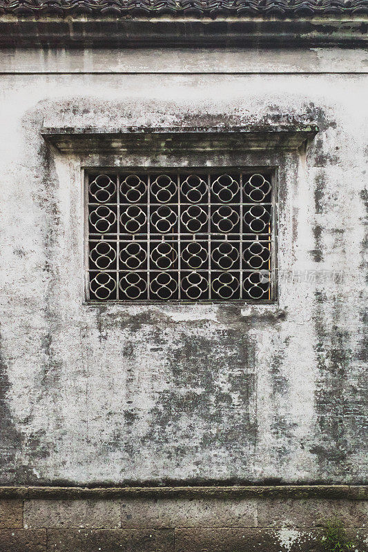 中国建筑的白色老墙上的中国矩形窗户的背景