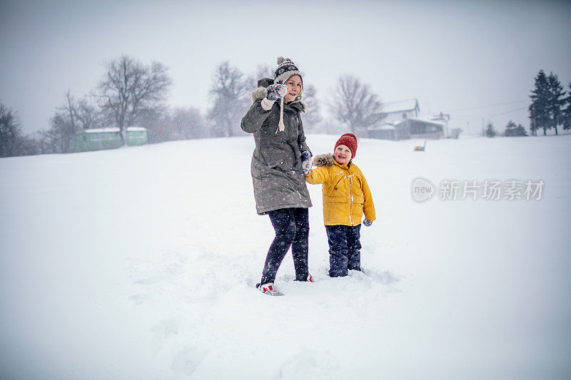 和妈妈一起赏雪