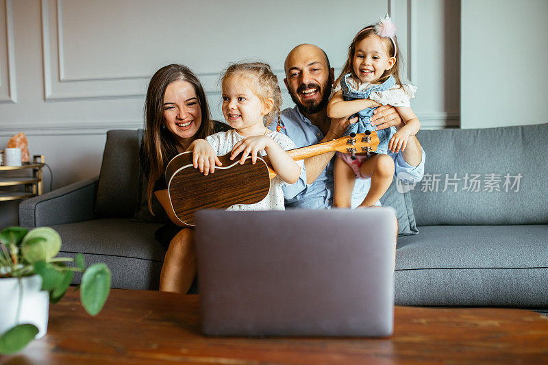 幸福家庭在家里视频会议