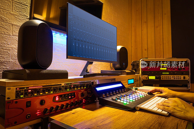 音响工程师在录音室从事数字专业音响设备的录制、编辑、广播工作