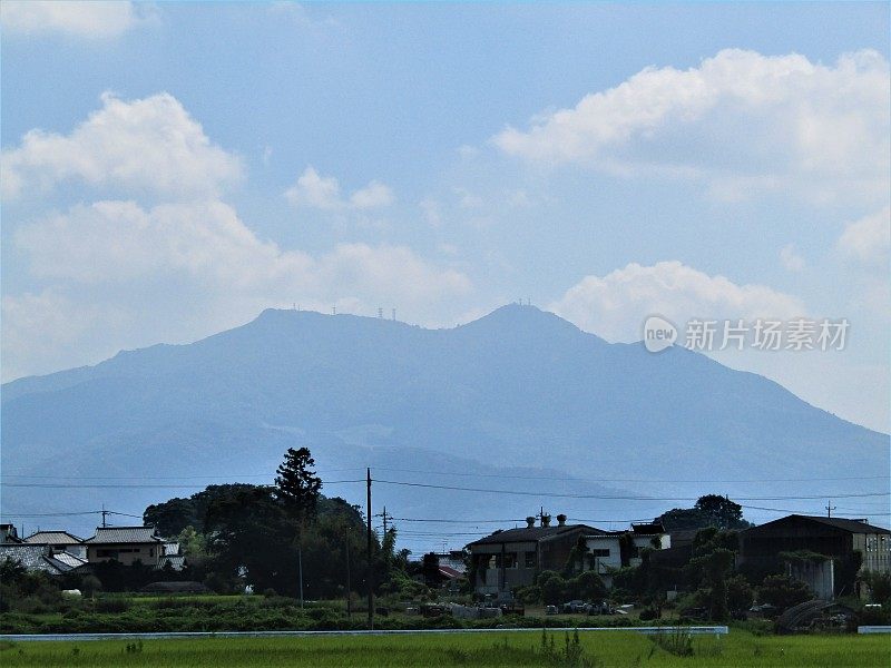 日本。8月。茨城县筑波高原碧山下绿林。