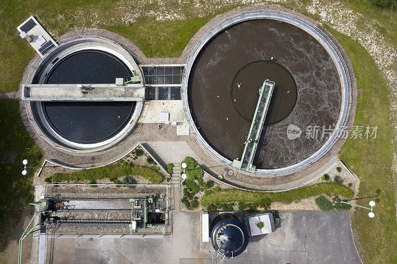 污水处理厂的两台澄清器