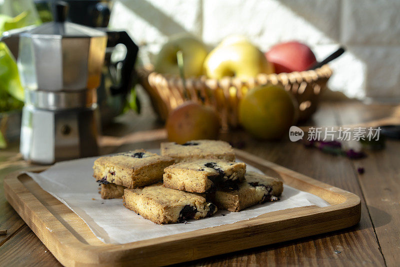 蓝莓饼干，水果和咖啡