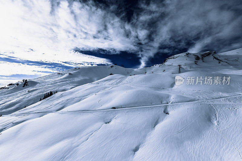 瑞士第一峰附近的施瓦茨霍恩斜坡上的滑雪道