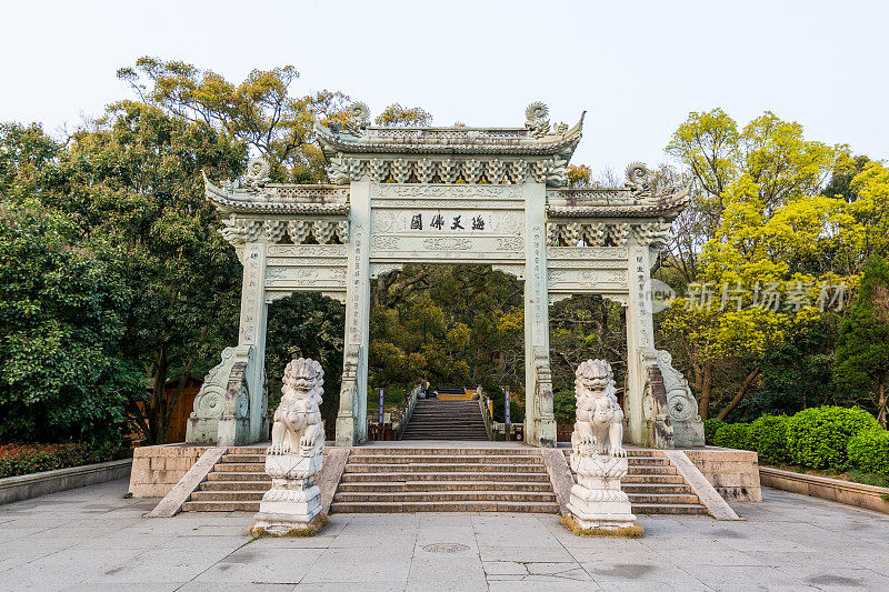 舟山群岛普陀山法鱼寺中国传统门，中国观音菩萨宝地