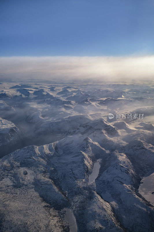 挪威北部冰雪覆盖的冬季景观鸟瞰图