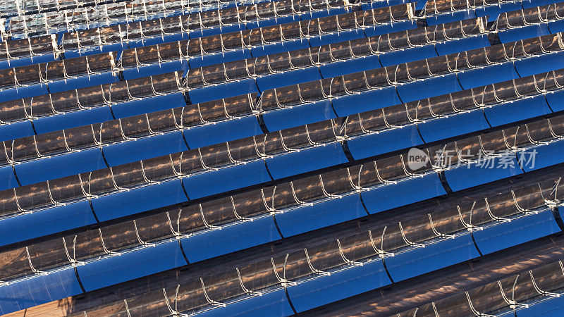无人机拍摄的对角线抛物线槽太阳能厂在一个阳光明媚的早晨