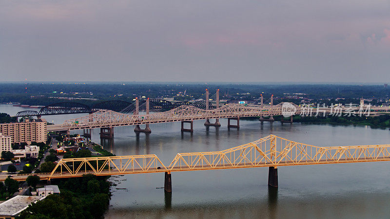 三桥之间的印第安纳州和路易斯维尔，肯塔基州日落-空中