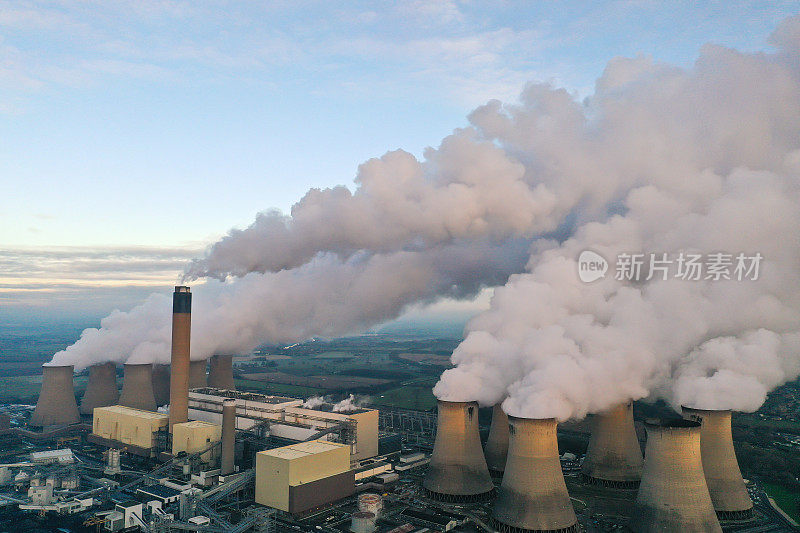 在约克郡排放蒸汽和二氧化碳到大气的Drax煤发电厂的航拍图像
