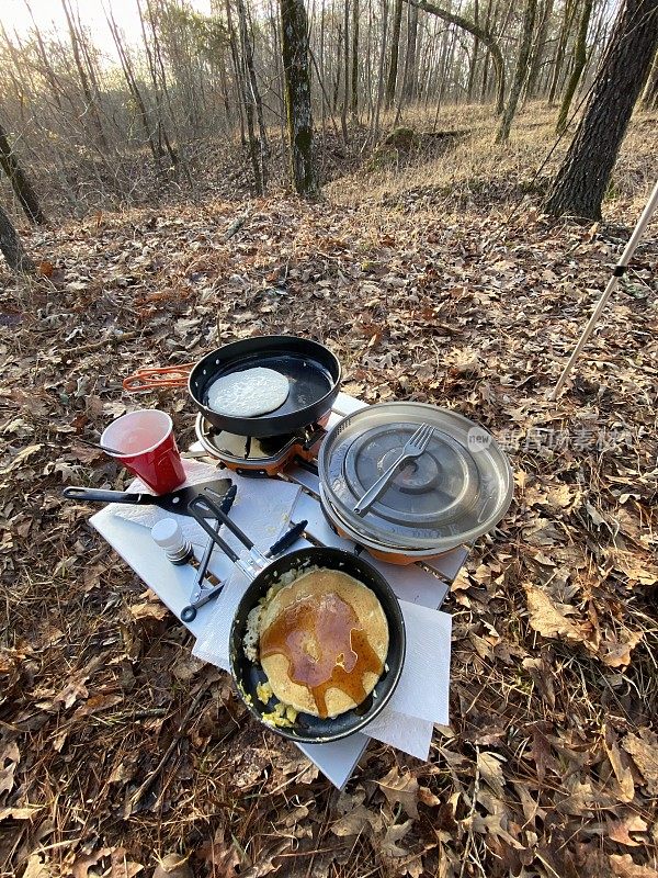 在树林里用野营炉做煎饼