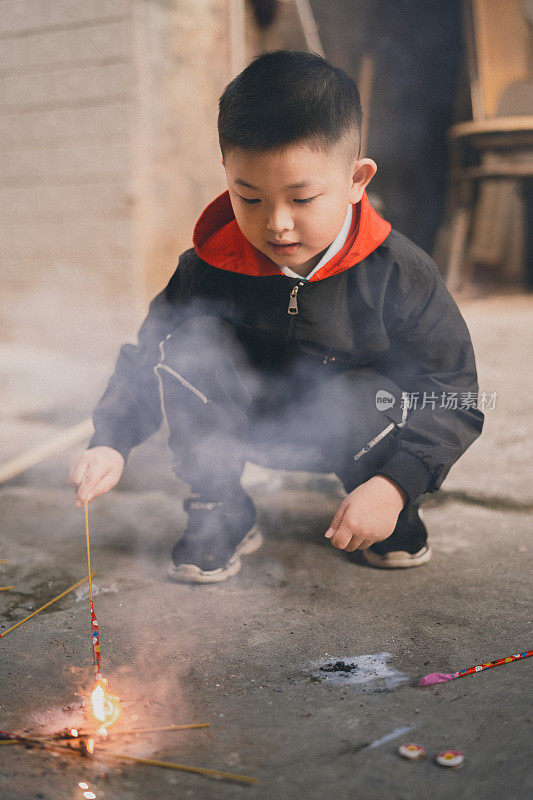 孩子烧烟花