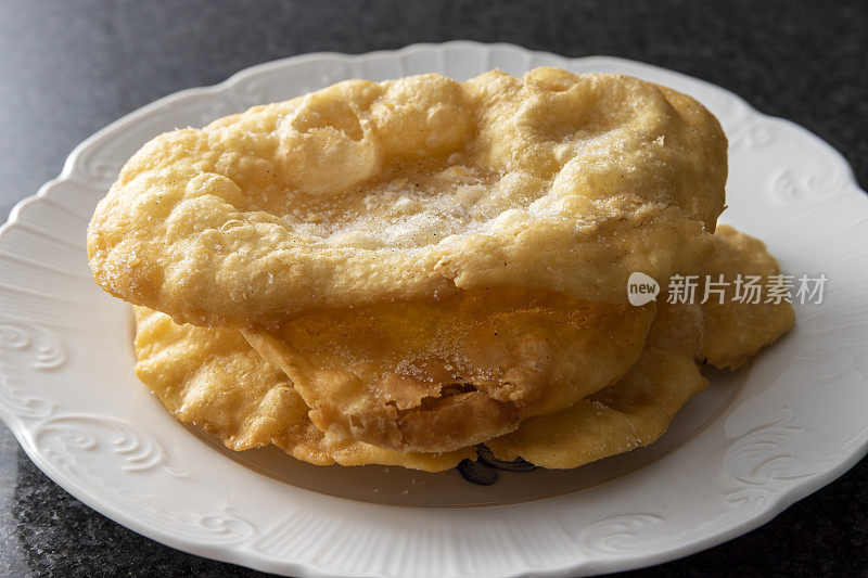 “Orejas”耳朵是典型的加利西亚狂欢节美食，由面粉和鸡蛋制成，是一种甜点