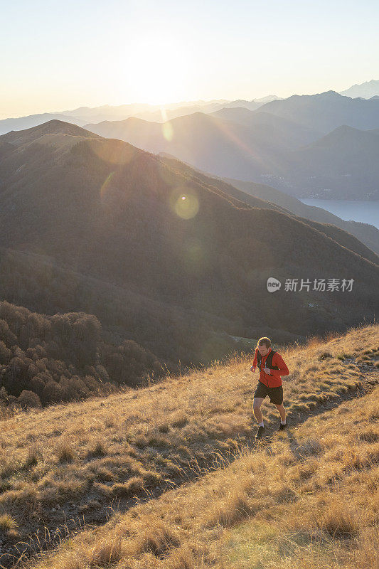 日出时，人类在高山和湖泊上奔跑