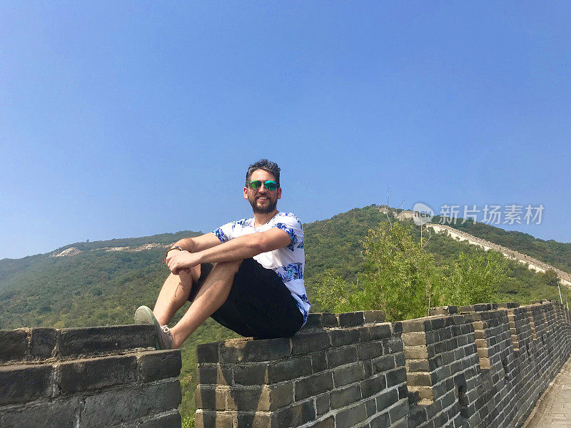 一位拉丁男性背包客在中国北京旅行