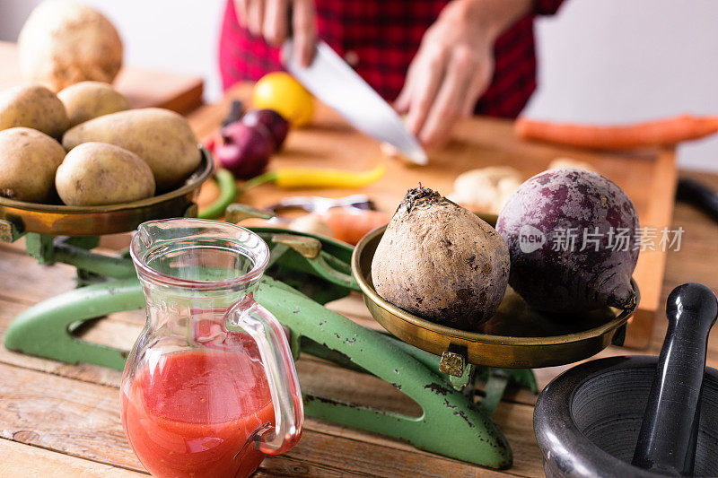 准备蔬菜汤，根菜