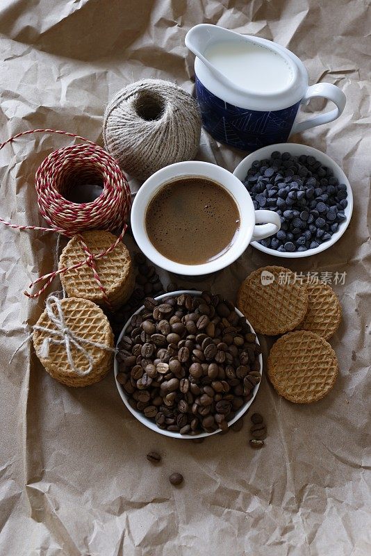 土耳其咖啡，一盘降黑巧克力，食物串，牛奶和燕麦饼干