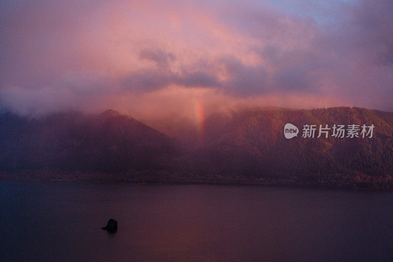 太平洋西北部山区的阳光和戏剧性的云