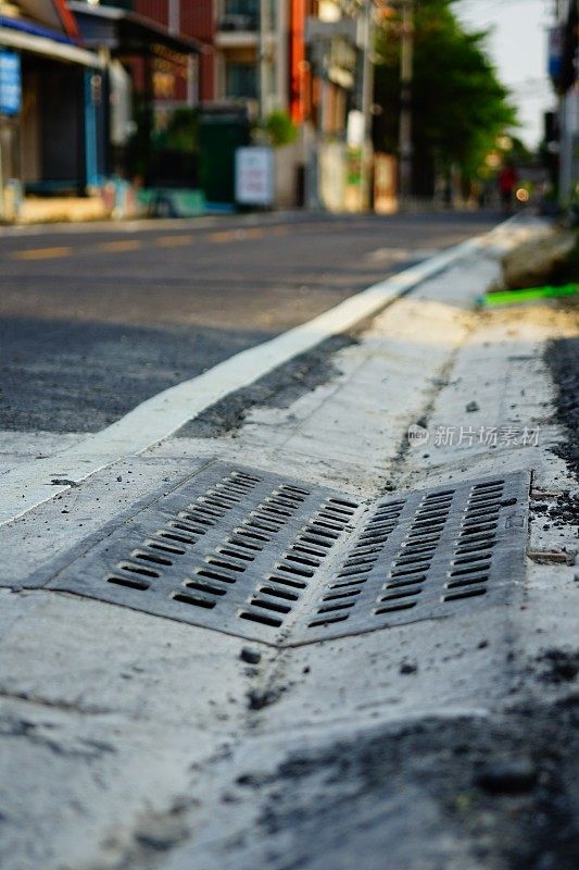 封闭的金属格栅关闭道路