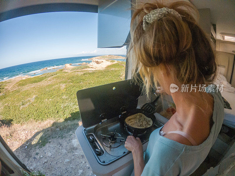 在货车里做饭的女人，海景