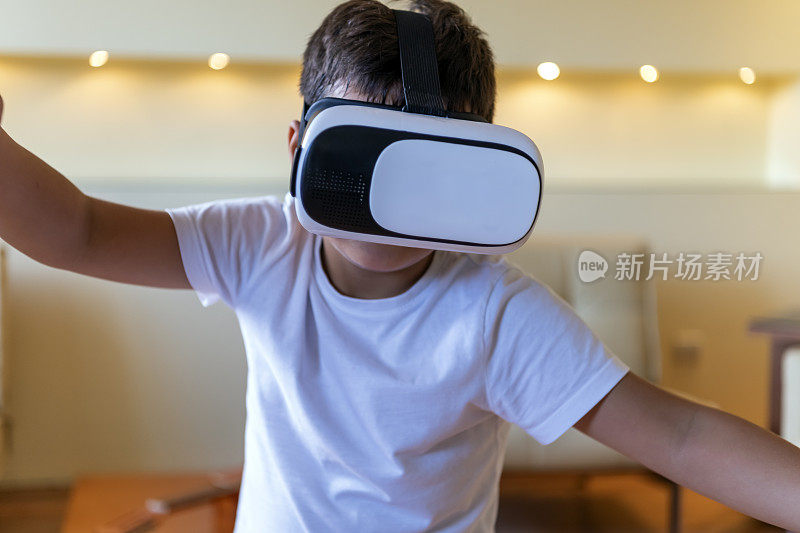 一个小孩正在用VR玩游戏。面对不同的现实。