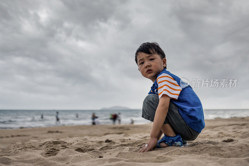 亚洲男孩在海边玩