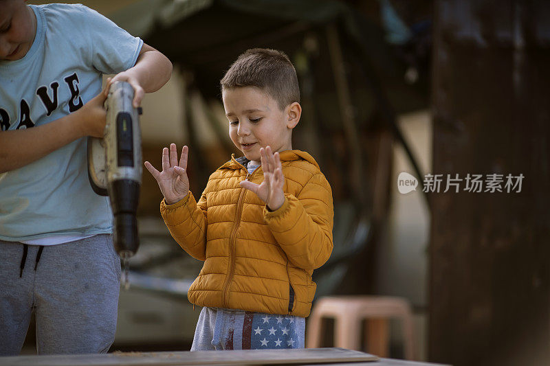 男孩钻板