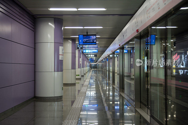 春节期间，北京的地铁站空无一人