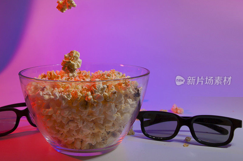 电影用品，3D眼镜和爆米花在杯子里