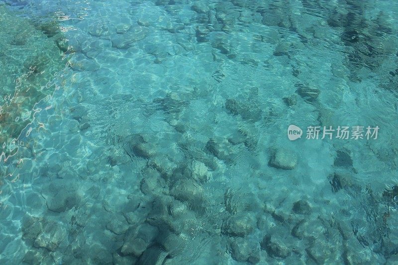 凯科娃岛透明的绿松石海水