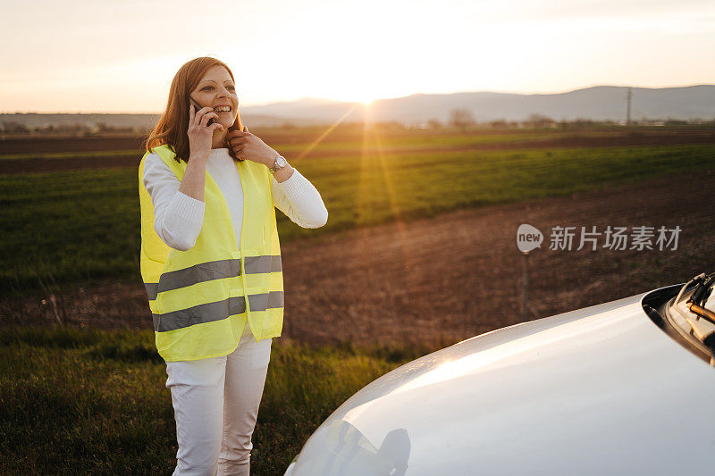 汽车在公路上抛锚了