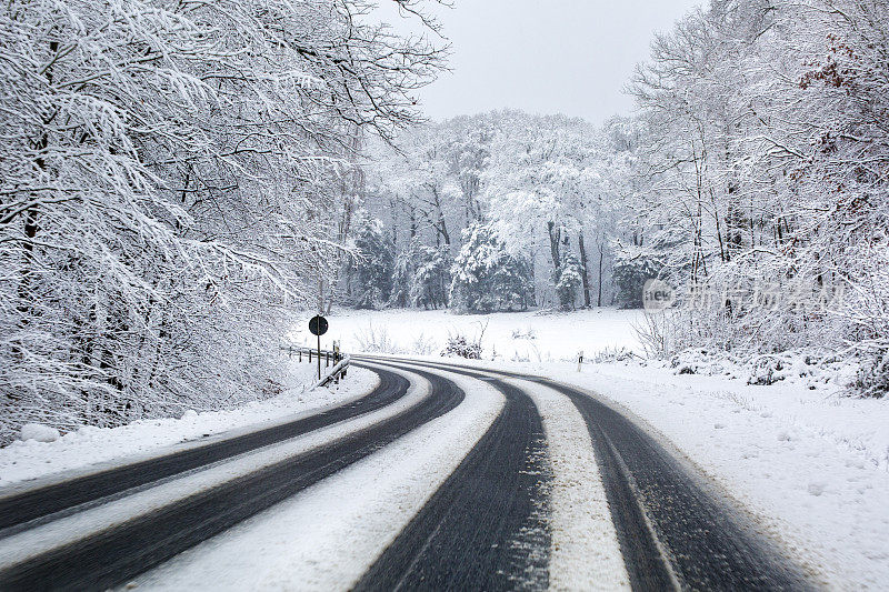 穿过森林的白雪覆盖的道路