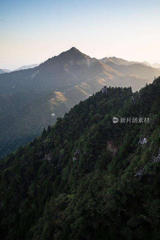 有陡峭山脊的尖顶