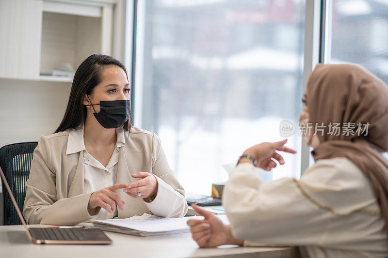 穆斯林妇女移民加拿大和寻求建议