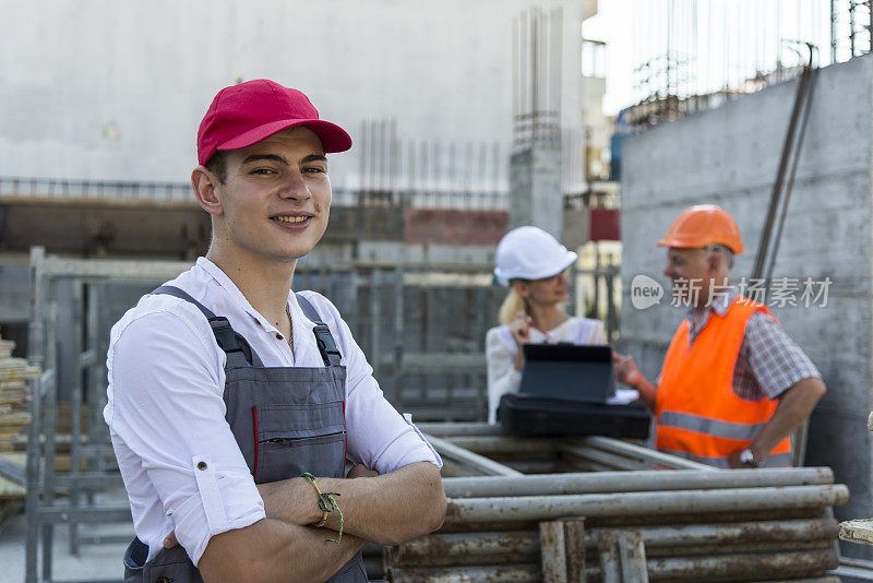 正在对建筑工地进行检查