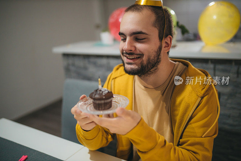 一个年轻人在家庆祝生日