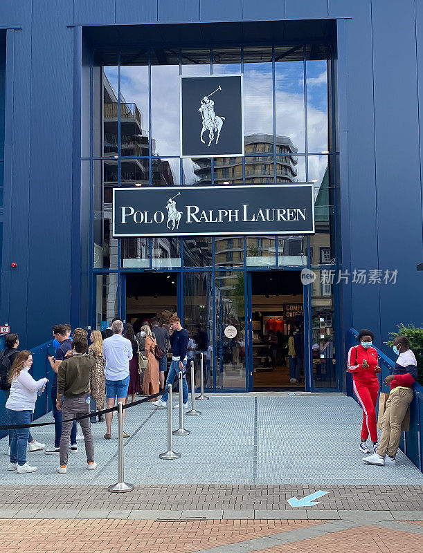 拉夫·劳伦马球时装店蓝色门面，入口处有排队的人群