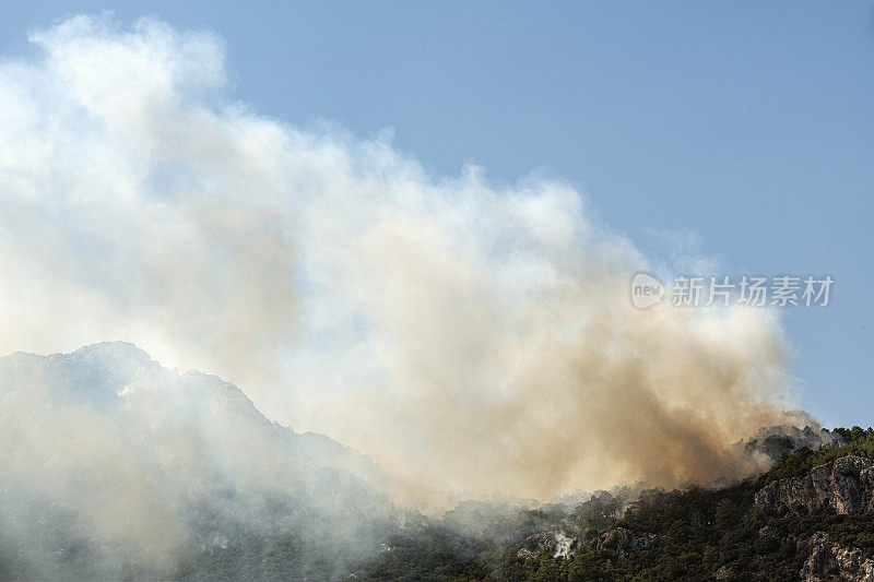 土耳其马尔马里斯山上的松林火灾和烟雾