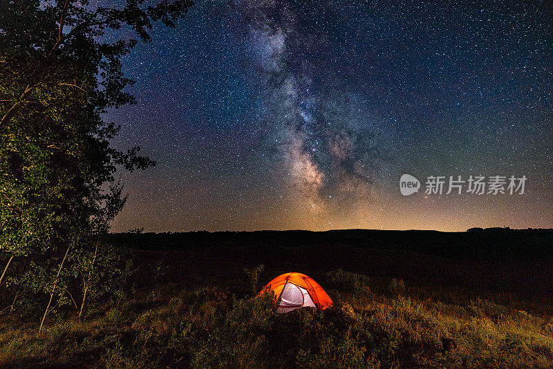 星空和银河下的帐篷