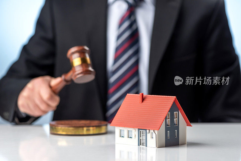 拍卖商正在进行一场房产拍卖。律师调解财产纠纷。房地产拍卖概念。